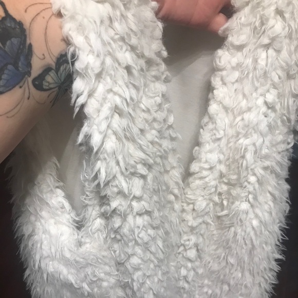 Canda furry white vest - Picture 2 of 4
